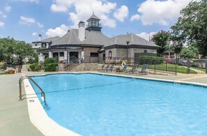 Pool - Paradise,2 min to Toyota music Factory,12 min to AT&T stadium,9 min to DFW Int. (Irving)