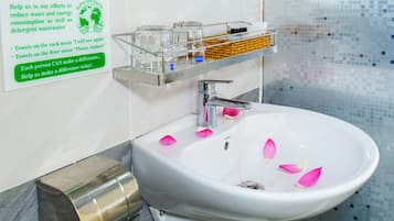 Camera Deluxe | Bagno | Asciugacapelli, asciugamani, sapone, shampoo