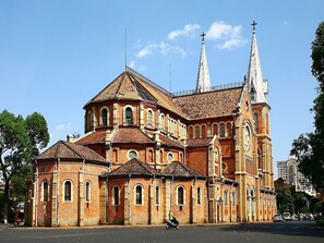 En stor, historisk kyrka med flera torn och ett framträdande centralt torn.