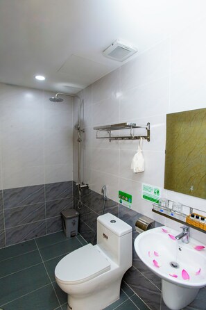 Phòng Deluxe | Phòng tắm | Máy sấy tóc, khăn tắm, xà phòng, dầu gội
