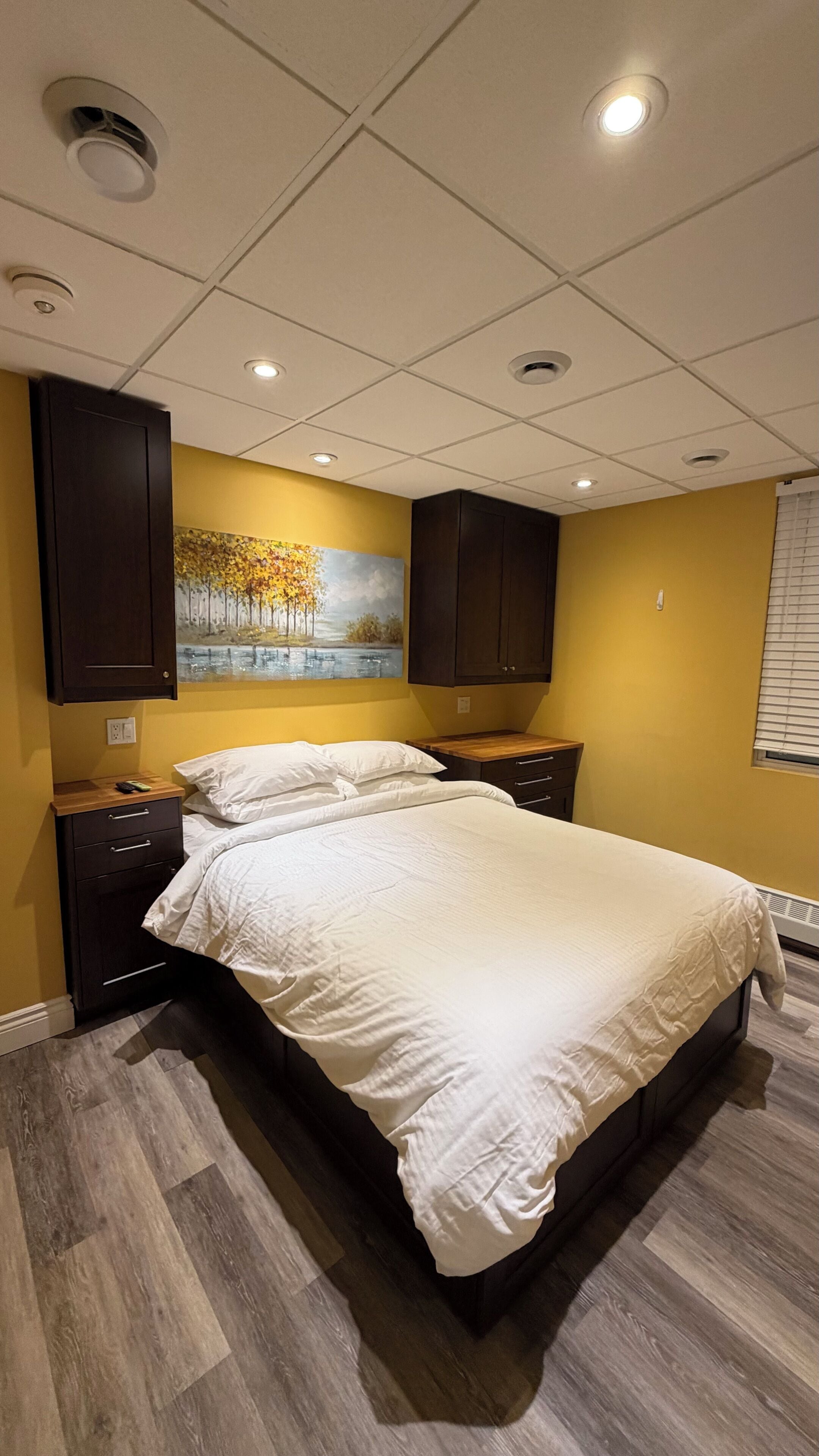 Tabla de planchar con plancha, wifi, ropa de cama