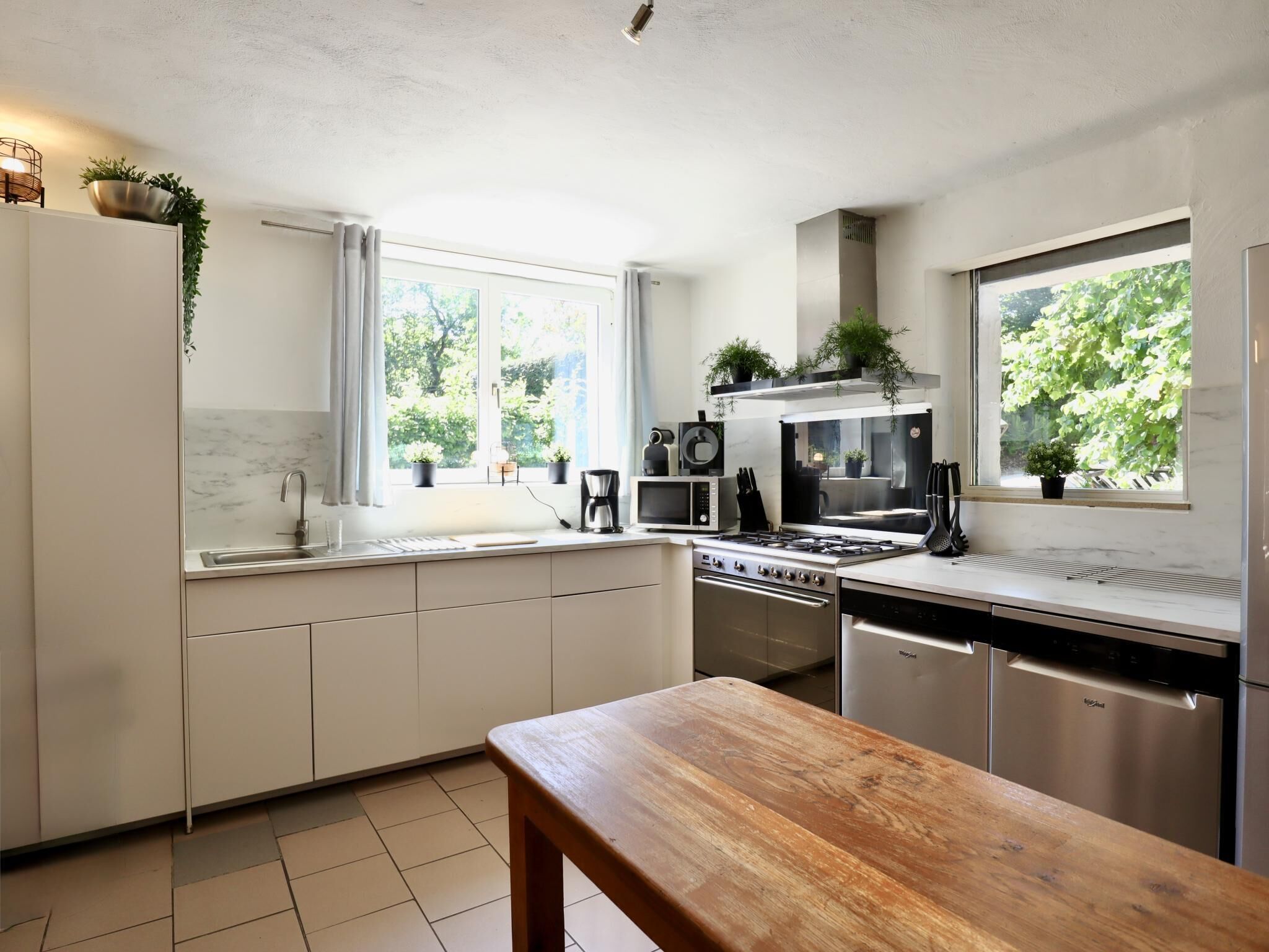 Microwave, stovetop, dishwasher, coffee/tea maker