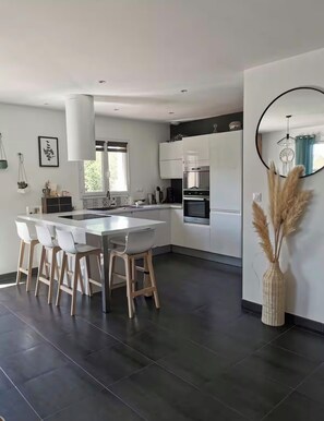 Private kitchen - Vrbo Property (Arles)