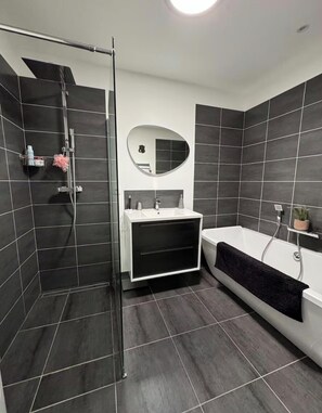 Bathroom - Vrbo Property (Arles)