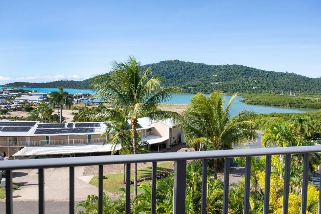 Classic Apartment, 3 Bedrooms, Balcony, Sea View | Property grounds