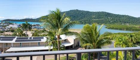 Classic Apartment, 3 Bedrooms, Balcony, Sea View | Property grounds