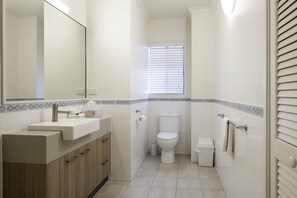 Apartment, 1 Schlafzimmer, Balkon, Meerblick | Badezimmer | Dusche, Haartrockner, Handtücher, Toilettenpapier
