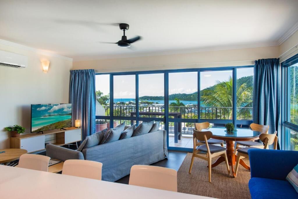 Classic Apartment, 3 Bedrooms, Balcony, Sea View | Living area