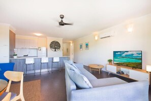Classic-Apartment, 3 Schlafzimmer, Balkon, Meerblick | Wohnbereich