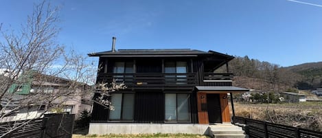 Villa, balcón, vista al jardín | Exterior
