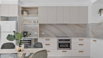 Refrigerador, microondas, horno, placa de cocina