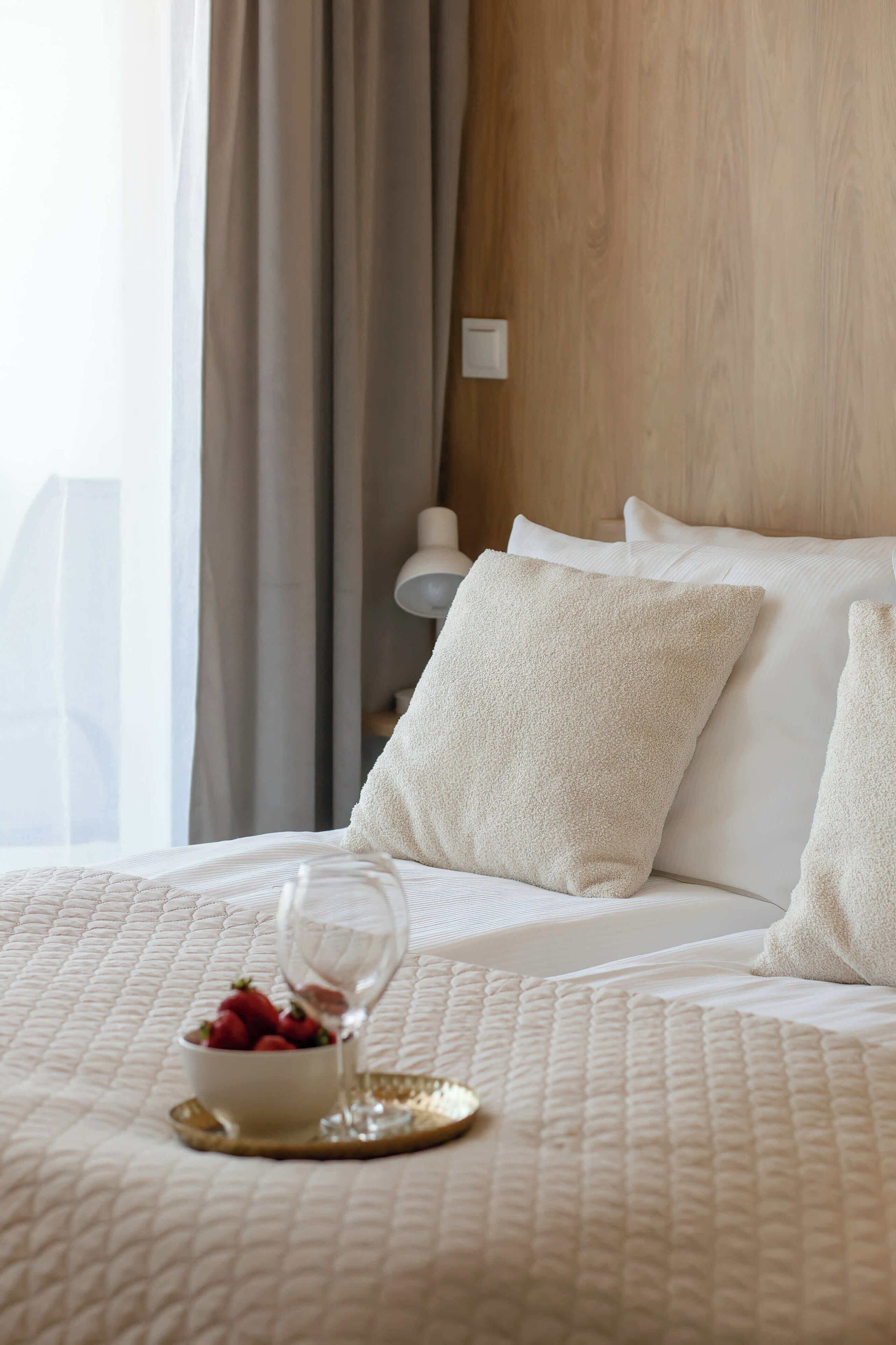 Tabla de planchar con plancha, cuna de viaje, wifi y ropa de cama 