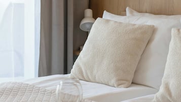 Tabla de planchar con plancha, cuna de viaje, wifi y ropa de cama