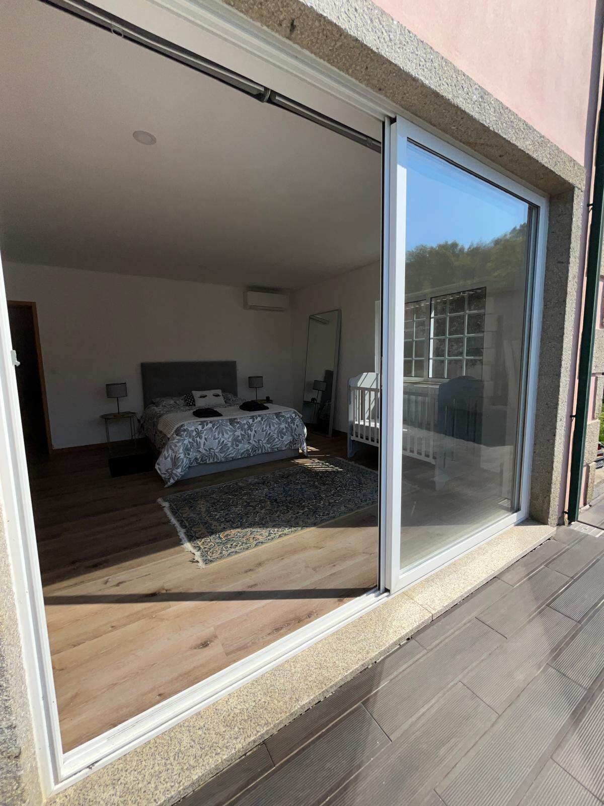 1 habitación, tabla de planchar con plancha, wifi gratis y ropa de cama 
