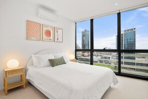 Room - Docklands Marina Waterfront Luxury with 180° Views Pool, Gym & Carpark (Docklands)