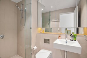 Bathroom - Docklands Marina Waterfront Luxury with 180° Views Pool, Gym & Carpark (Docklands)