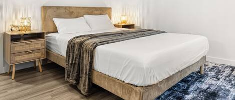 Tabla de planchar con plancha, wifi y ropa de cama