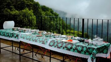 Free daily buffet breakfast
