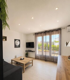 Living area - T3 air-conditioned with garden 900 m from the beach (Fréjus)