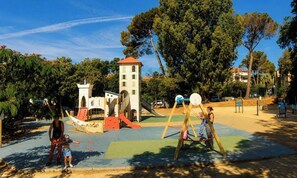 Children's area - T3 air-conditioned with garden 900 m from the beach (Fréjus)