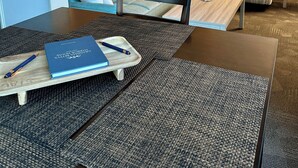 Ein modernes Wohnzimmer mit einer Couch, einem Couchtisch, einem Kamin und einem Essbereich.