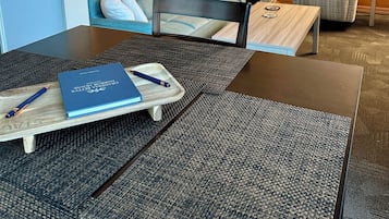 Una sala de estar moderna con un sofá, una mesa de centro, una chimenea y un comedor.