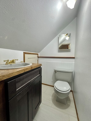 Towels, soap, toilet paper - Oceanfront 1922 Charmer Meets Unbeatable Location In Ketchikan (Ketchikan)