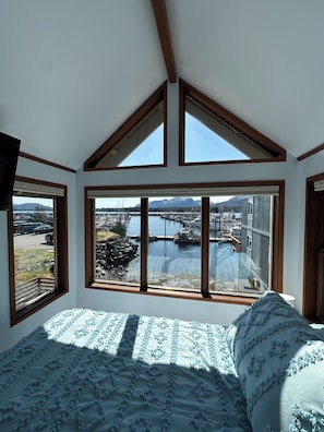 4 bedrooms, iron/ironing board, WiFi, bed sheets - Oceanfront 1922 Charmer Meets Unbeatable Location In Ketchikan (Ketchikan)