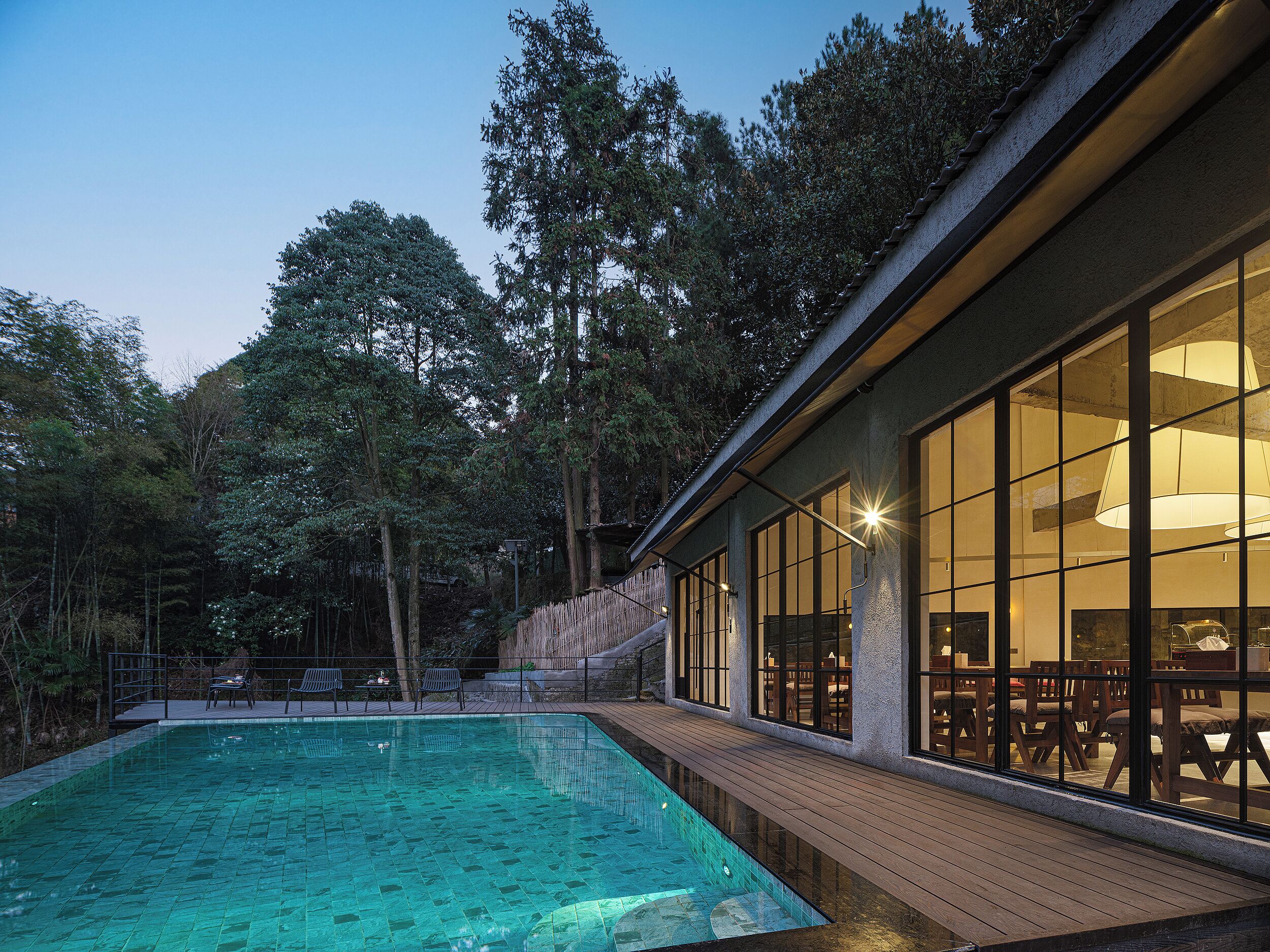 Una piscina al aire libre