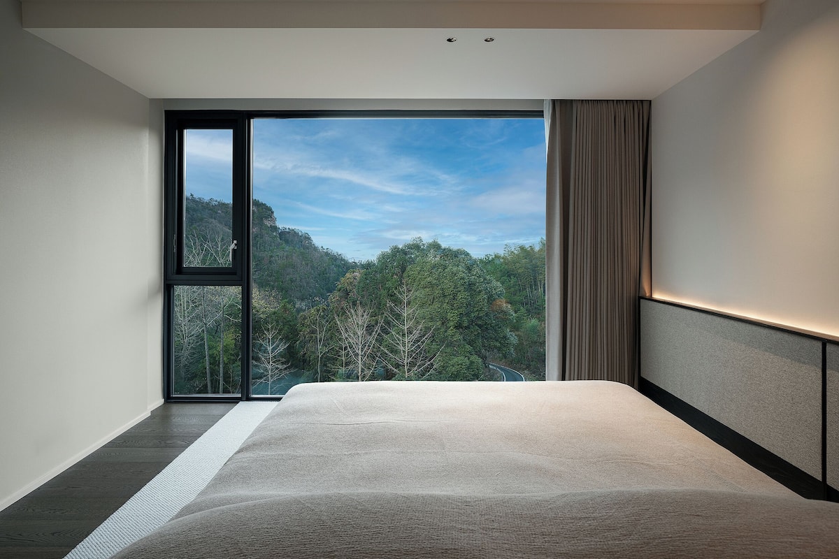 Superior Suite | Laptop workspace, free WiFi