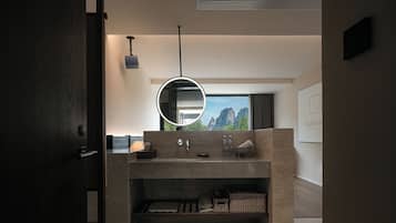 Quarto casal básico, 1 cama King, banheiro privativo, vista para a montanha | Parte interna