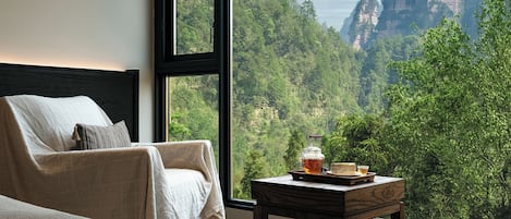 Chambre de base double, 1 trÚs grand lit, salle de bain privée, vue sur la montagne | Intérieur