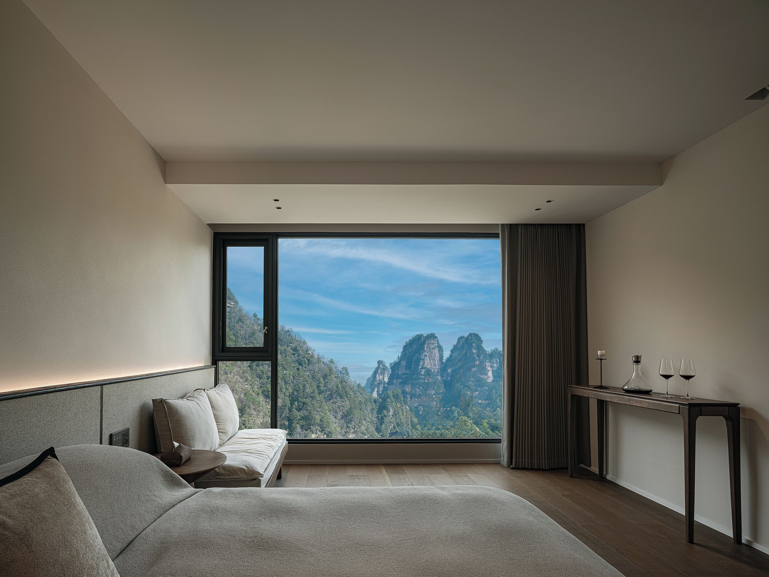 Elite Suite | Laptop workspace, free WiFi