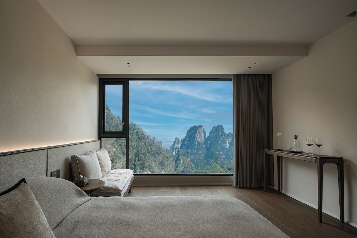 Elite Suite | Laptop workspace, free WiFi