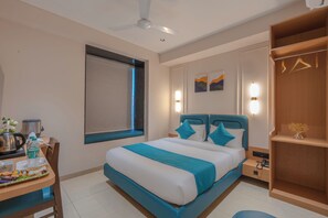 Desk, laptop workspace, free WiFi - Hotel 7 Skye (Surat)