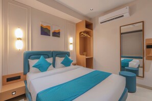 Desk, laptop workspace, free WiFi - Hotel 7 Skye (Surat)