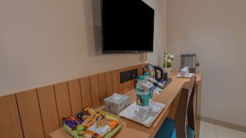 Escritorio, espacio para trabajar con laptop y wifi gratis