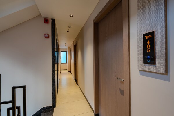Hotel 7 Skye - Surat