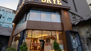 Hotelli, jossa on moderni julkisivu, suuret ikkunat ja selkeästi näkyvä «SKYE»-kyltti.