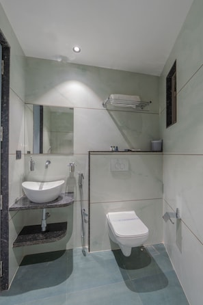 Towels, soap, shampoo, toilet paper - Hotel 7 Skye (Surat)