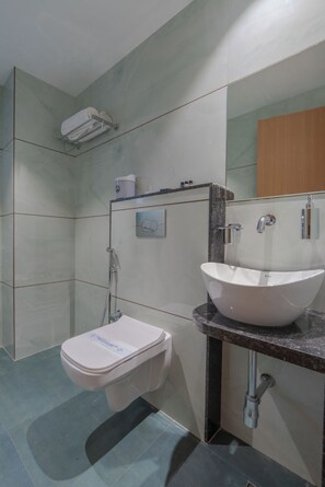 Towels, soap, shampoo, toilet paper - Hotel 7 Skye (Surat)