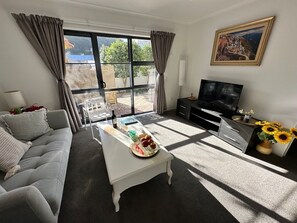 Living area - *Quiet, Cozy & Family-Friendly | Pool, Gym, Shops & Transport Nearby (Northshore)