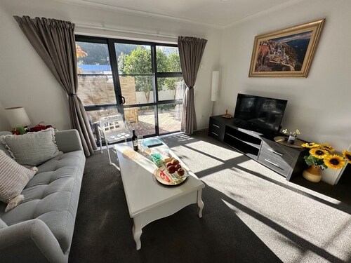 *Quiet, Cozy & Family-Friendly | Pool, Gym, Shops & Transport Nearby
