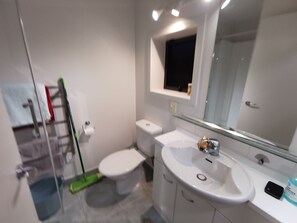 Bathroom - *Quiet, Cozy & Family-Friendly | Pool, Gym, Shops & Transport Nearby (Northshore)