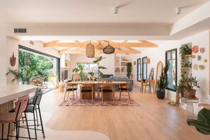 A spacious kitchen with wooden beams, a dining area with a large table, and various plants. - Beautiful villa ideally located with heated pool, 4*, 5 bed, Arcachon (Arcachon)