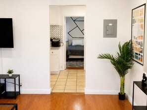 Un espacio habitable moderno con cocina, comedor y dormitorio.
