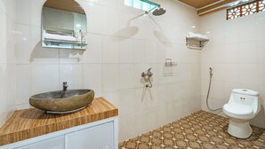 A bathroom with a stone basin, a shower, a toilet, and a mirror. - Pada Wareg Villas, Ubud by Sidhi Hospitality Experiences (Gianyar)