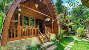 A wooden structure with a porch, steps, and a stone pathway. - Pada Wareg Villas, Ubud by Sidhi Hospitality Experiences (Gianyar)