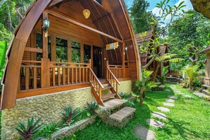 A wooden structure with a porch, steps, and a stone pathway. - Pada Wareg Villas, Ubud by Sidhi Hospitality Experiences (Gianyar)