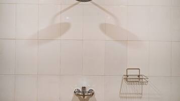 Villa luxueuse, balcon, vue sur la piscine | Salle de bain